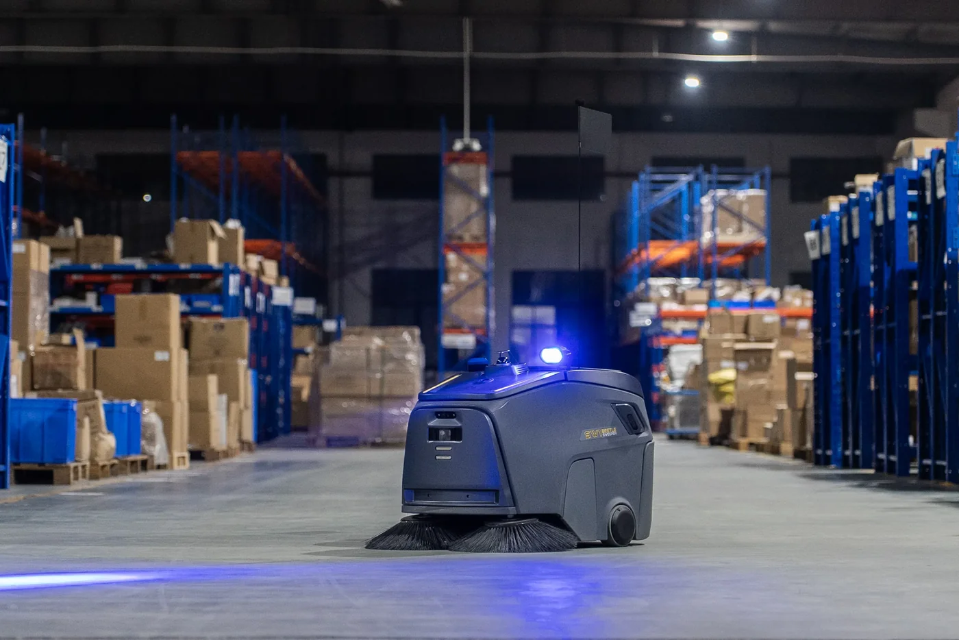 Reinigungsroboter im Lagerumfeld